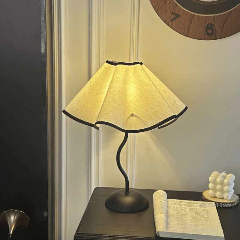 Petal umbrella lamp, high-end and simple antique desk lamp, small night light, bedroom bedside ambient light