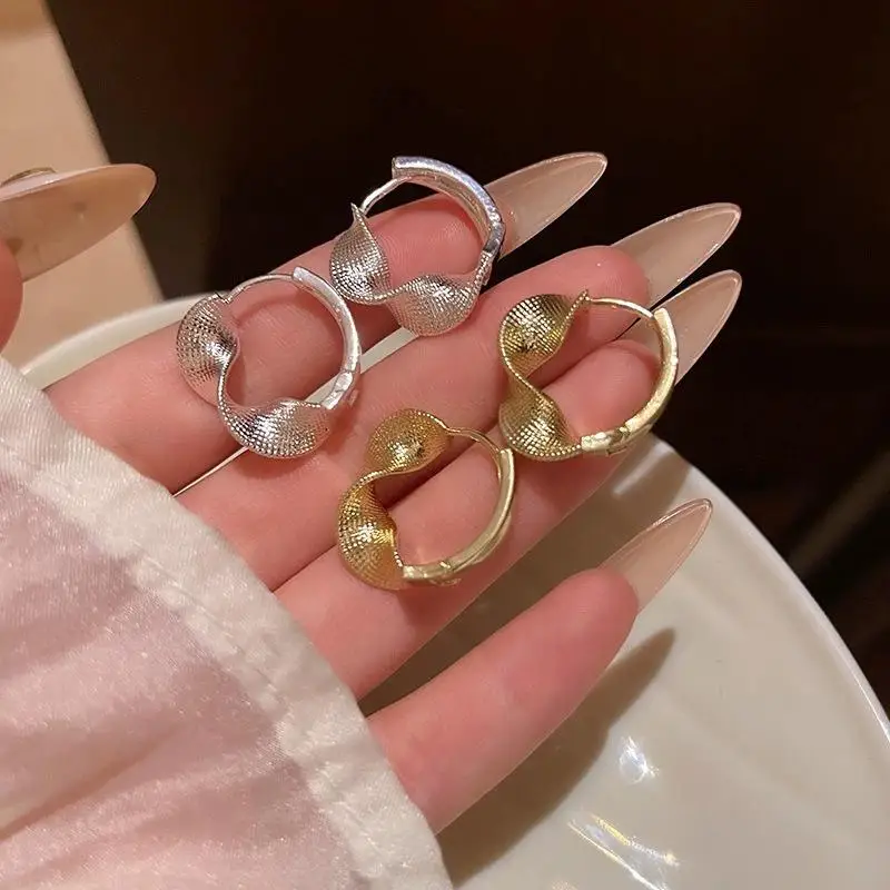 Small Hoop Earrings 1Pair Gold Plated Hammered Texture Hypoallergenic for Teens Girls Daily Wear Fashion Jewelry