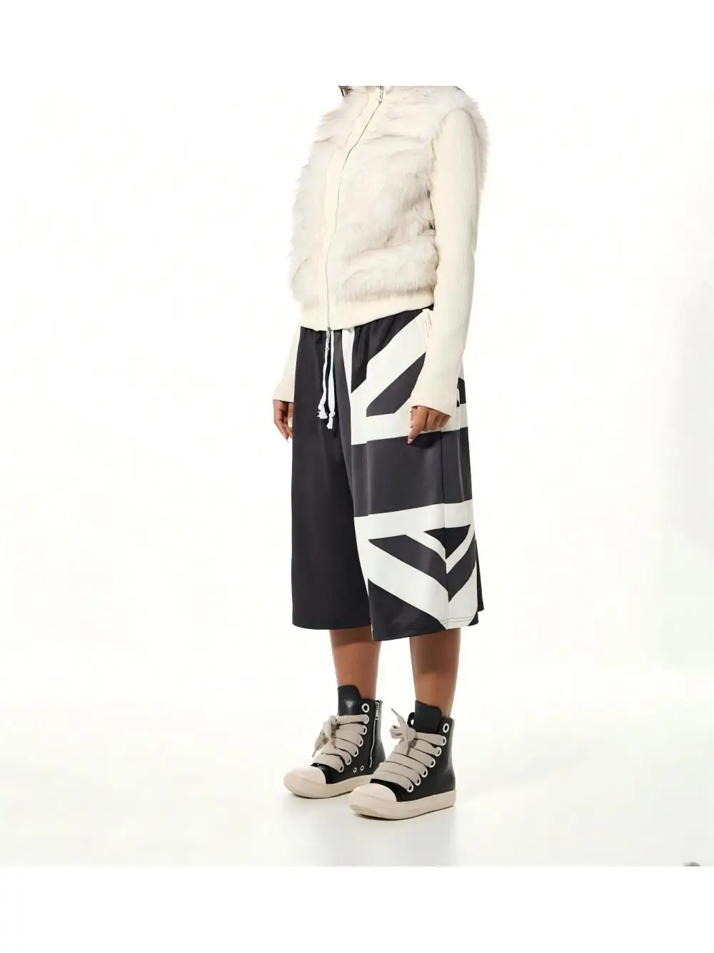 

2026 new American retro black and white contrasting street trend fashion personality mid pants casual sports pants versatile ins