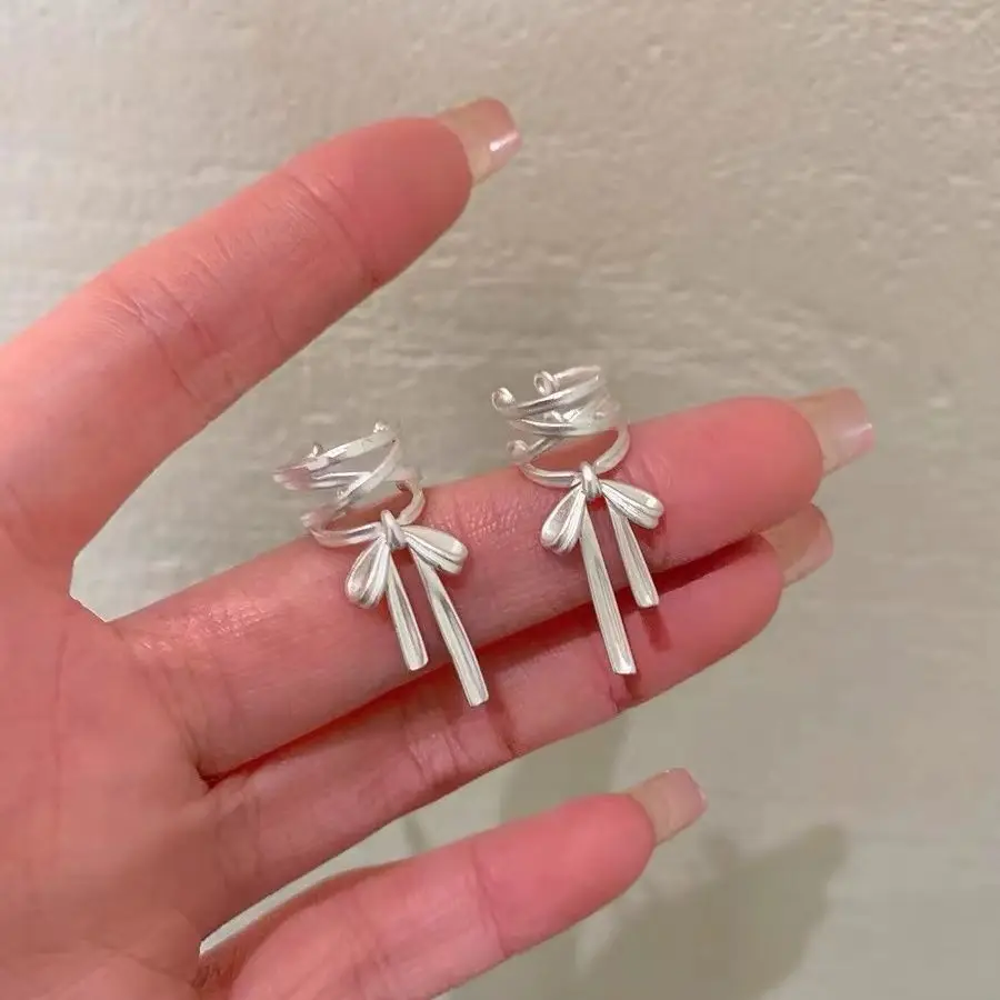 Lcr Clips para las orejas con lazo de cinta estilo ballet suaves y elegantes para mujer, pendientes no perforados con borlas elegantes y dinámicas, clips para las orejas con lazo de ballet [un par]