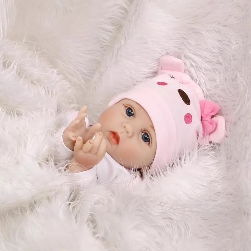Muñeca Reborn de vinilo de 22 pulgadas |   Juguete realista para bebé con cuerpo de tela, ojos azules oscuros, extremidades ajustables, características faciales realistas,