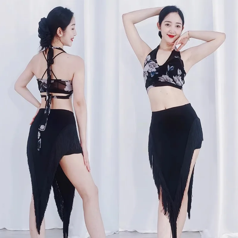 

Костюмы для танца живота по индивидуальному заказу, новинка 2025, черно-белый тренировочный костюм без бретелек, комплект, сексуальная юбка и топ в стиле кисточек