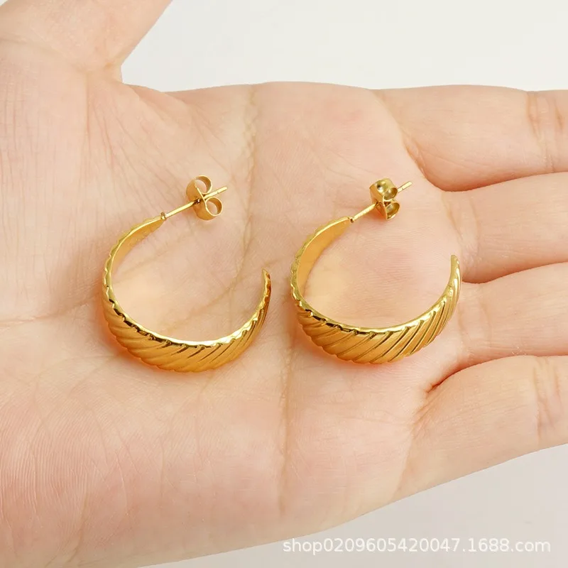 

Hot-selling Wind Gold Titanium Steel Earrings Women's High-end Sense Does Not Fade Fashionable and Versatile Earrings