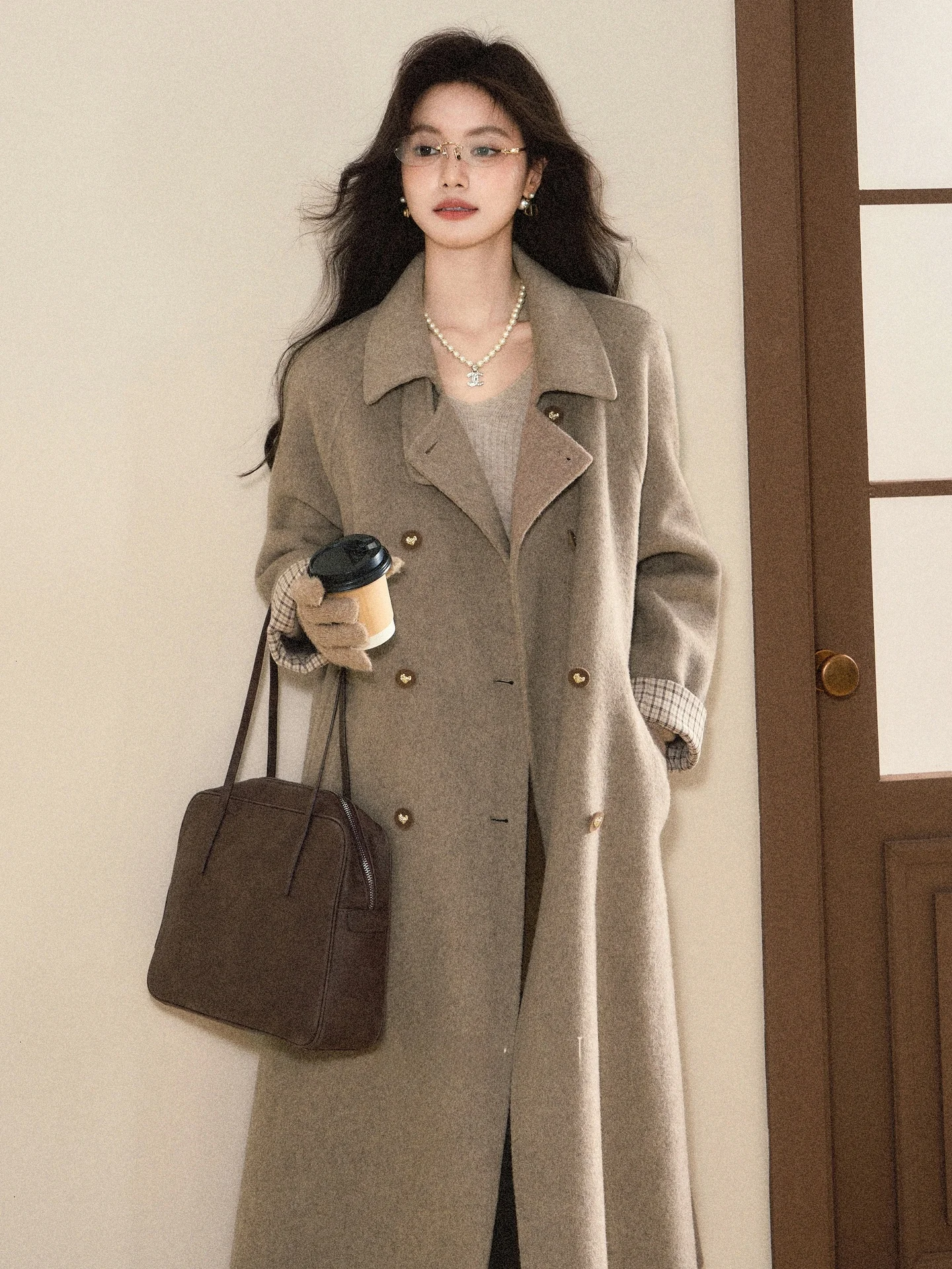 

Двустороннее шерстяное пальто женское зимнее длинное цвета мокко с узором «Олень, сосна и снег»