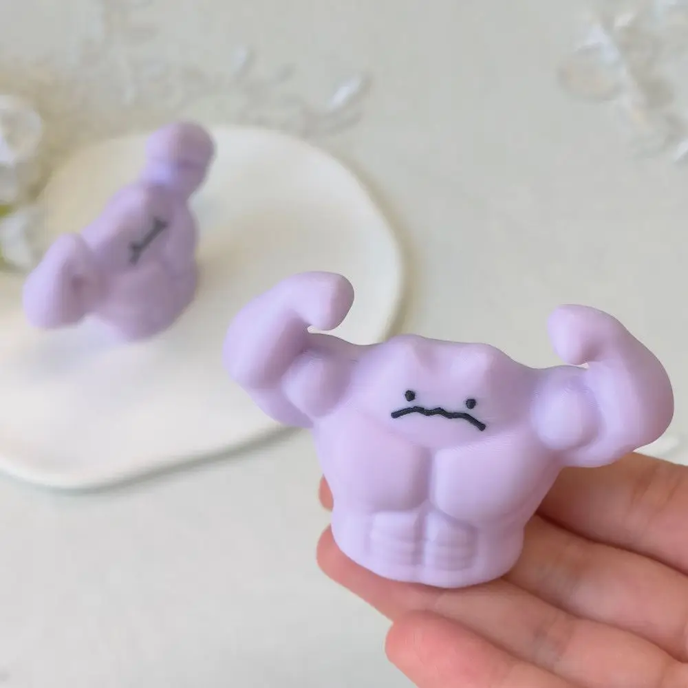 Novedosa Escultura Antiestrés de Pokémon: Ditto Musculoso Transformado con Diseño Divertido en Contraste, Ideal para Decoración Diaria de Mesa