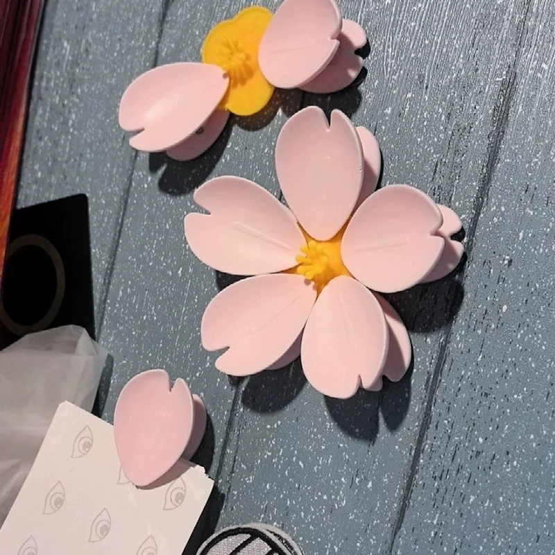 Sakura Magnetic Clip Creative Kitchen Gadget Multifunctional Snack Sealer Food Storage Unique Petal Clip Cute Home Fridge Magnet