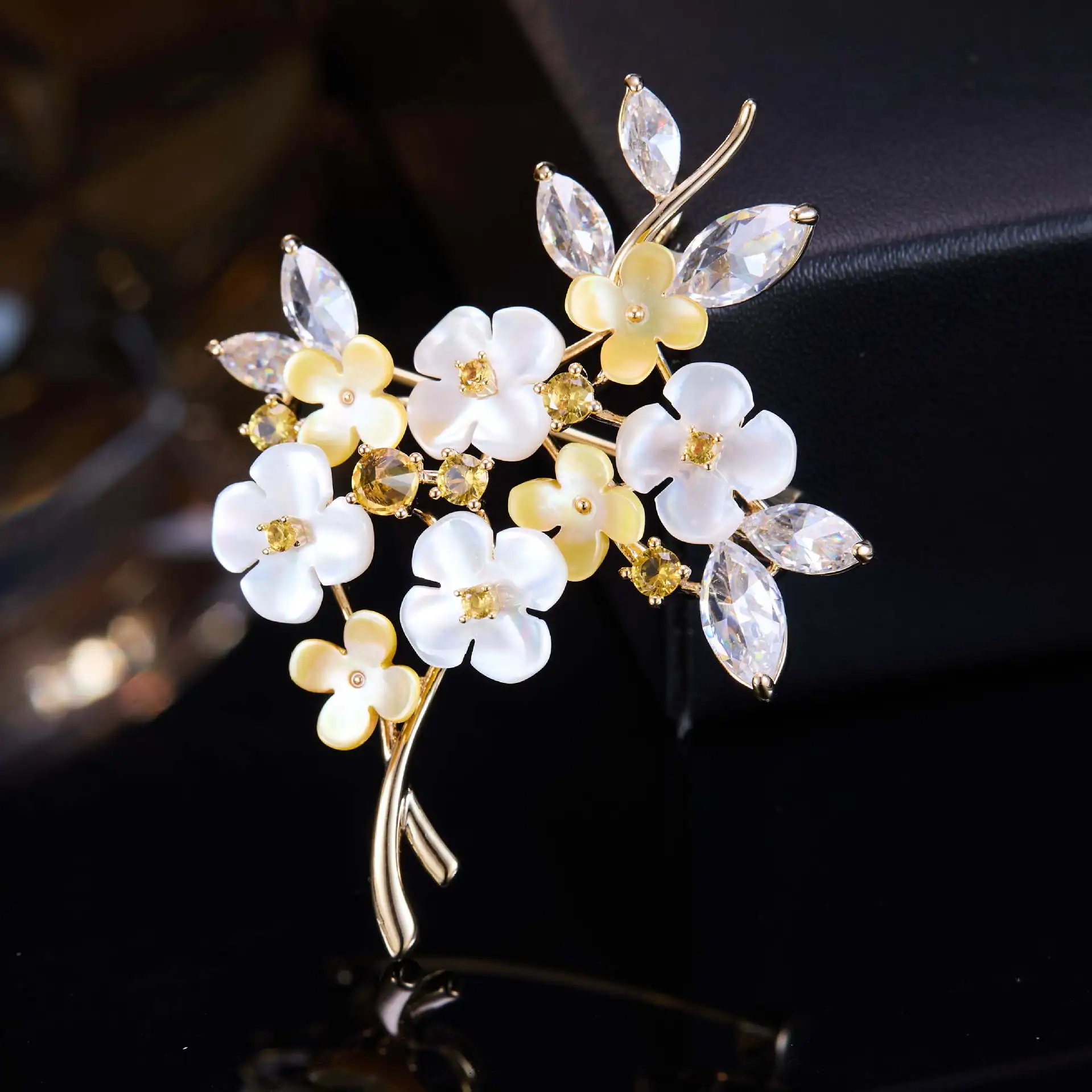 Luxury Micro-inlaid Zircon Mother-of-Pearl Flower Brooch Luxury Exquisite Design Sparkling Diamond Pin Decoration for Women