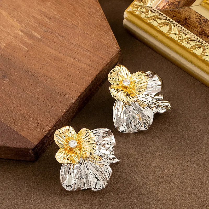 

Detachable two-wear folded three-dimensional textured two-color flower earrings, high-end light luxury niche earrings for women