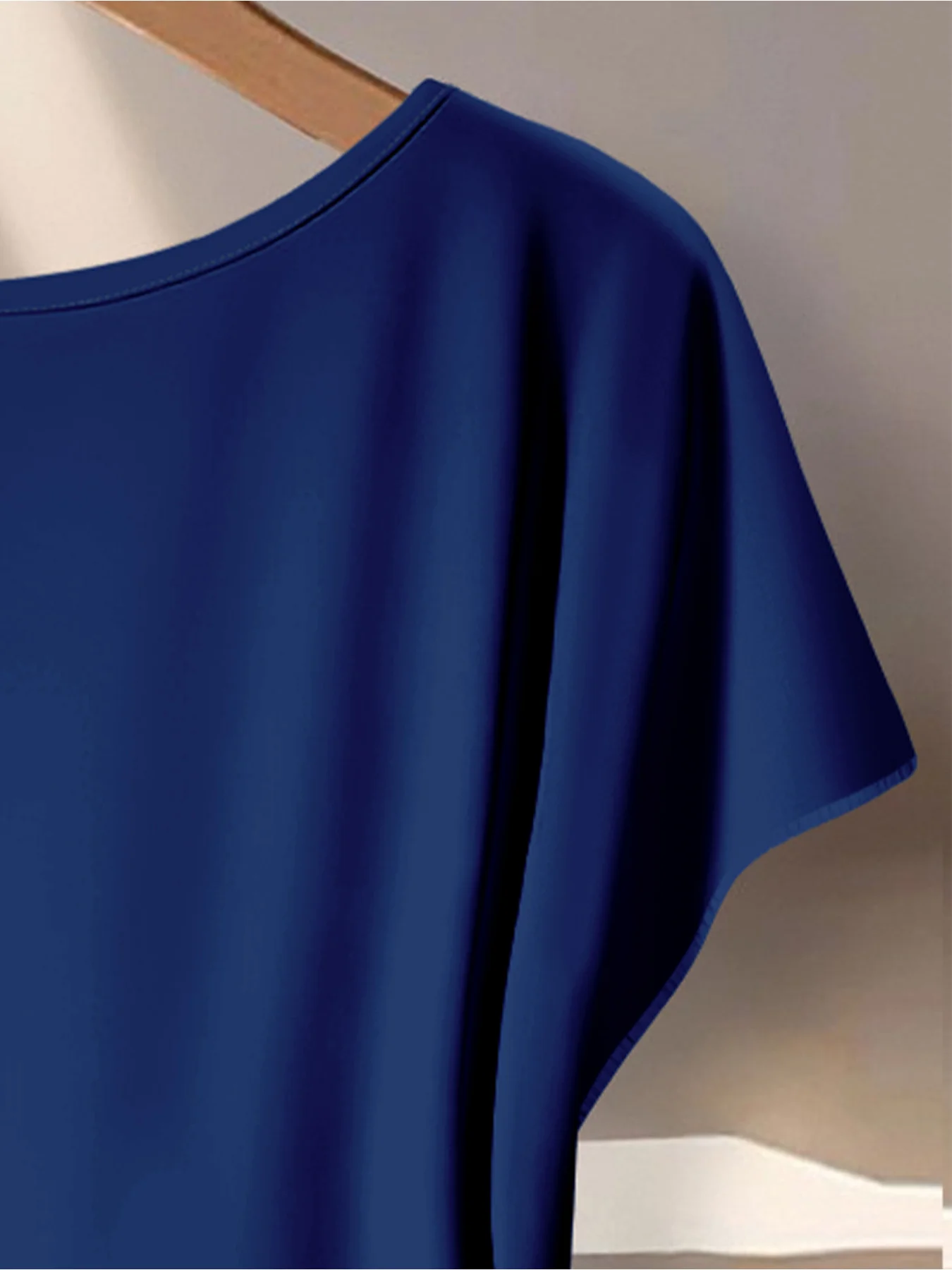 Sommerliches Damen-Set in Übergröße, lässig, locker, zweiteilig, einfarbiges T-Shirt mit Twists und blaue, weiße, bedruckte, weit geschnittene Hosen – Detail 6