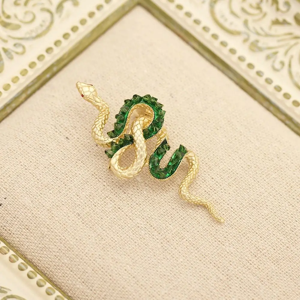 Vintage Zodiac Snake Brooch Sparkling Minimalist Rhinestone Animal Collar Pins High-grade Temperament Anti-slip Snake Lapel Pin