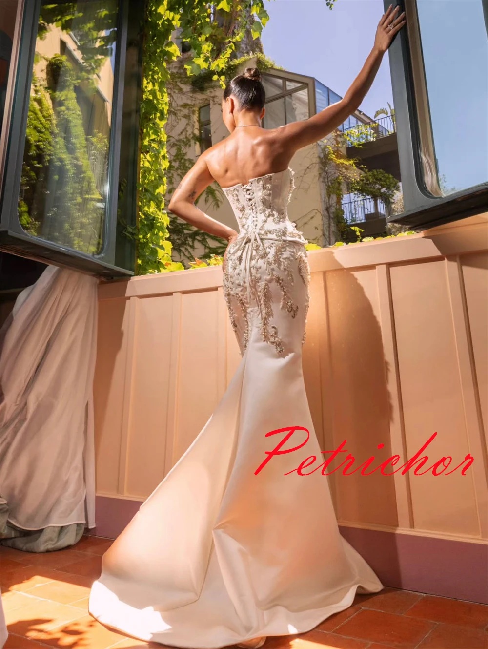 Personalizado de alta qualidade vestido de casamento de cetim branco temperamento sem alças vestidos de noiva capela trem sereia rendas até vestido de volta