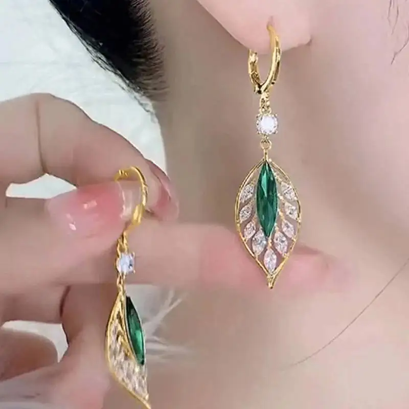 Huitan Blattförmige Damen-Ohrringe, goldfarben/schwarzes Metall, für Hochzeit, Party, trendige Accessoires, täglicher, vielseitiger Geschenkschmuck