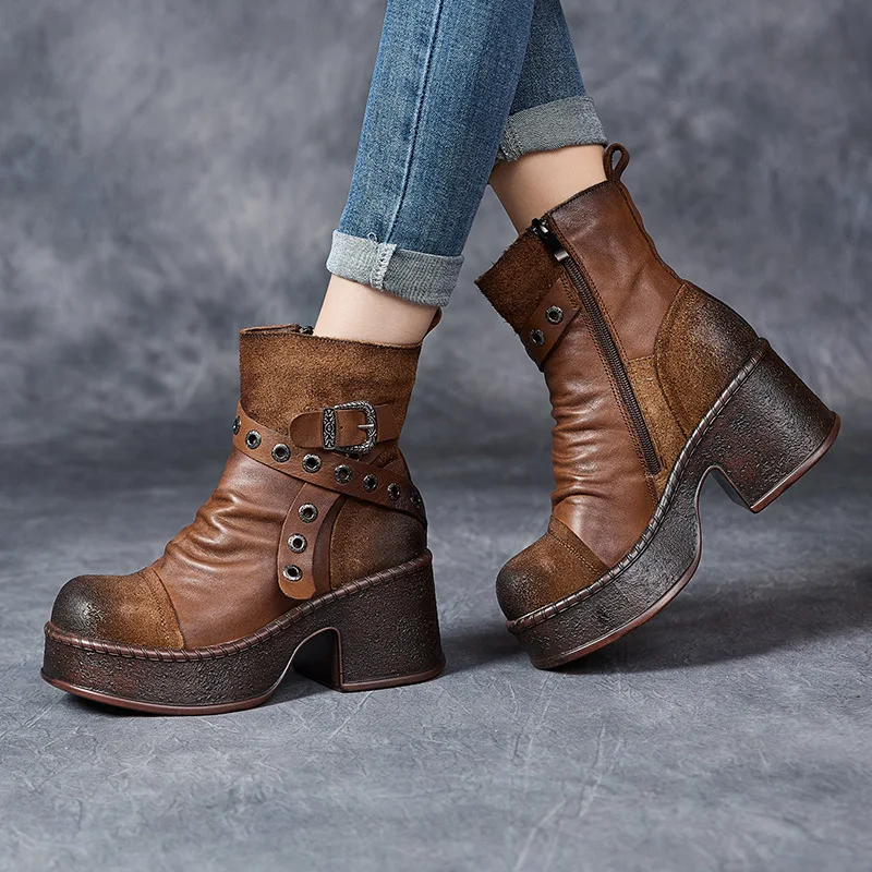 النساء دراجة نارية الأحذية جلد طبيعي مشبك فاسق الأحذية 2025 جديد الشتاء البريدي النساء أحذية دافئة اليدوية الرجعية الكاحل منصة التمهيد