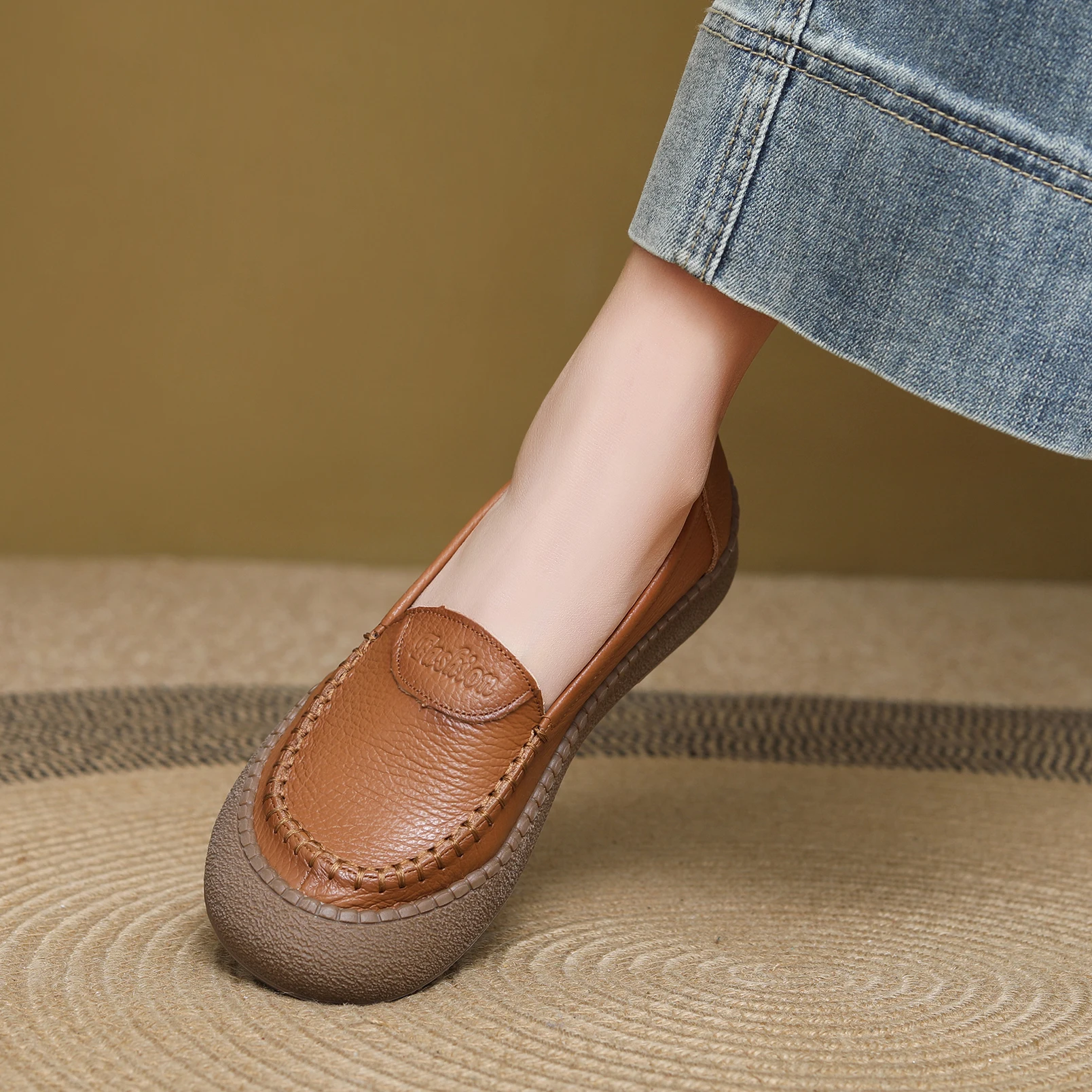 Comfortable Soft Bottom Flat Women's Shoes Casual round Toe Bean Bean Shoes Leather Upper Leather Sole mid Heel Slip-On Loafers