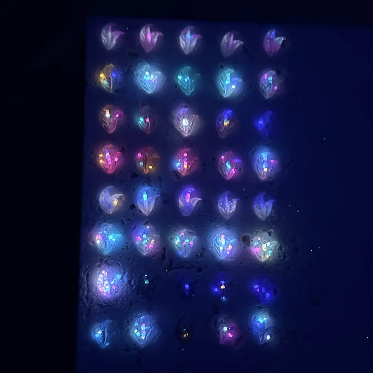 Mini pingente de resina de folhas coloridas translúcidas, fofo, luminoso, fino, brilhante, folhas duplas, decorações de arte de unhas para peças de unhas diy