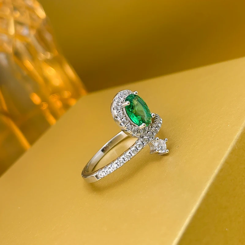 Emerald ring with a light luxury and high-end feel, Shaffley green ins, compact and exquisite, exuding a socialite's temperament