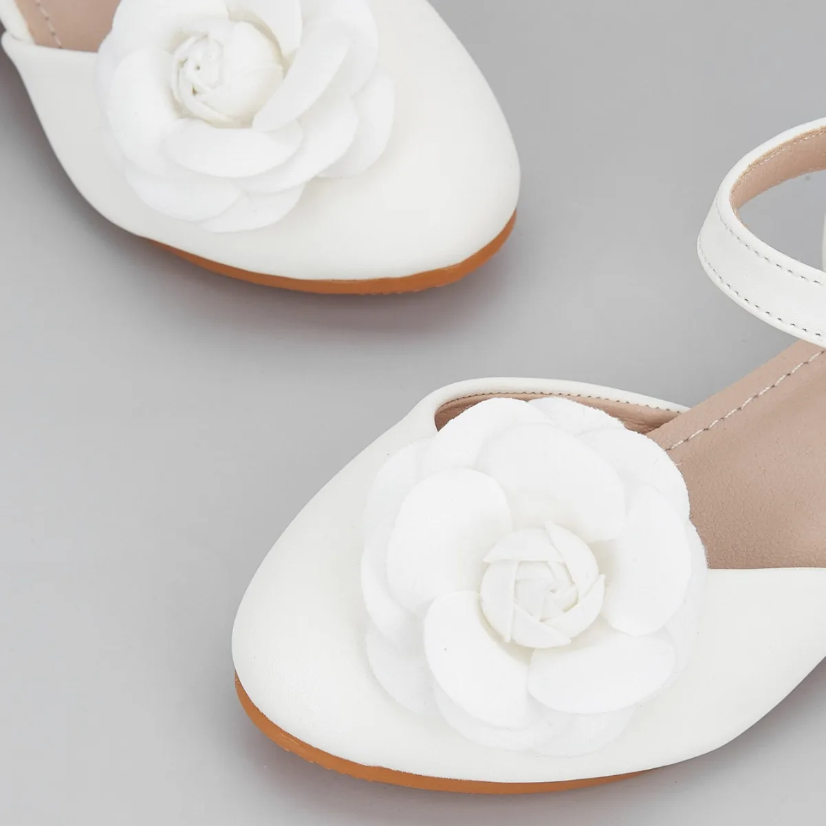 2024 Zomer Nieuwe Bloemenmeisje Prinsessenschoenen Gesloten Neus Meisje Hoge Hak Sandalen Mode Anti Slip Baby Lederen Schoenen