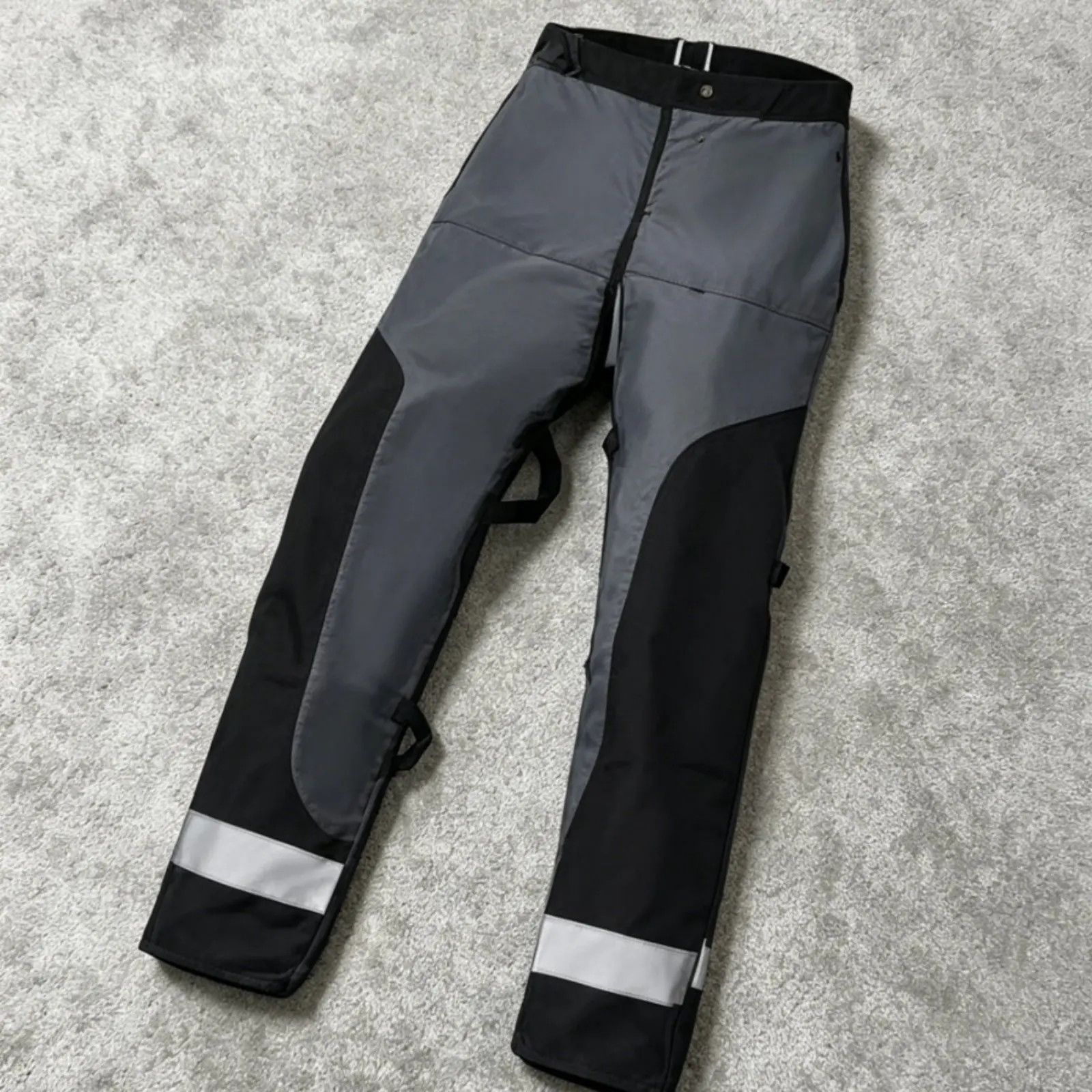 Pelindung Kaki Gergaji Mesin Desain Apron yang Dapat Disesuaikan, Pelindung Kaki Gergaji Mesin, Celana Keselamatan Kehutanan, Perlindungan 8 Lapis, Strip Reflektif