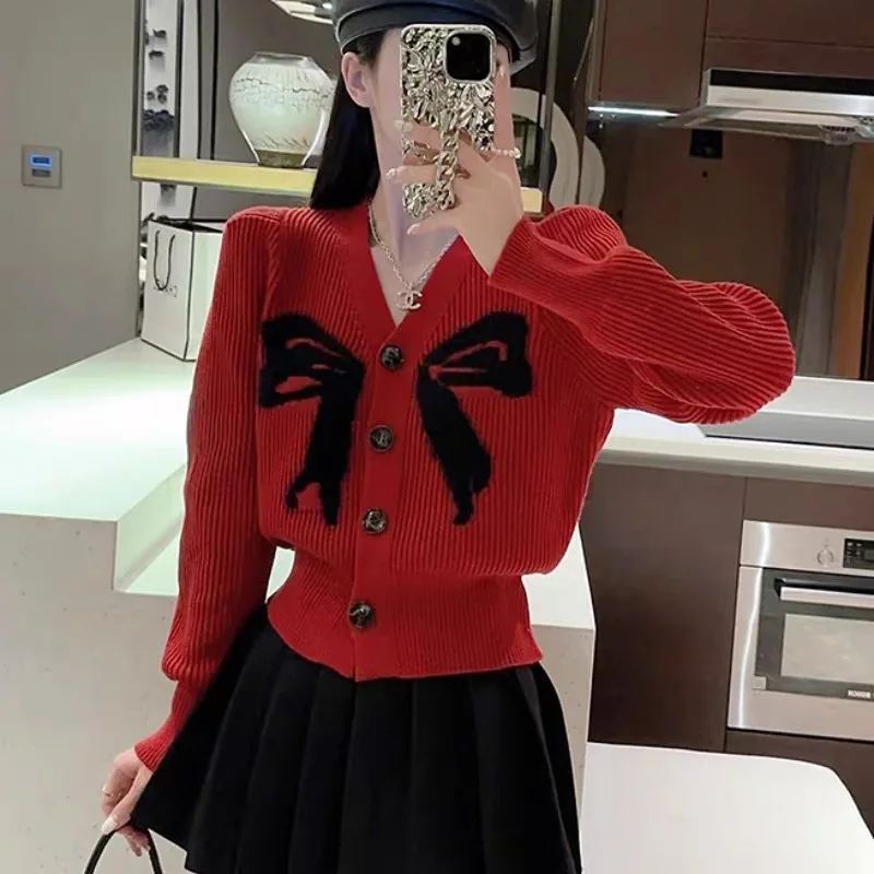 

2025 Autumn and Winter New Korean Red Bow V-neck Sweater Fashion Fit Fit Design Sense Knitted Top