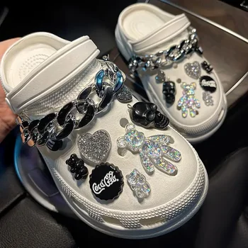 Paquete de gran oferta de dijes para zapatos con agujeros de cadena plateada, dijes de tendencia de moda de diseñador para bricolaje, zuecos de oso bonitos de calidad, hebilla para zapatos