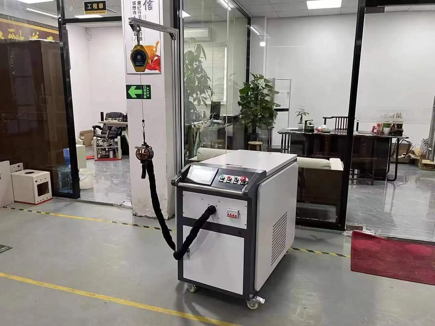 Hand-held induction heating machine for heat welding