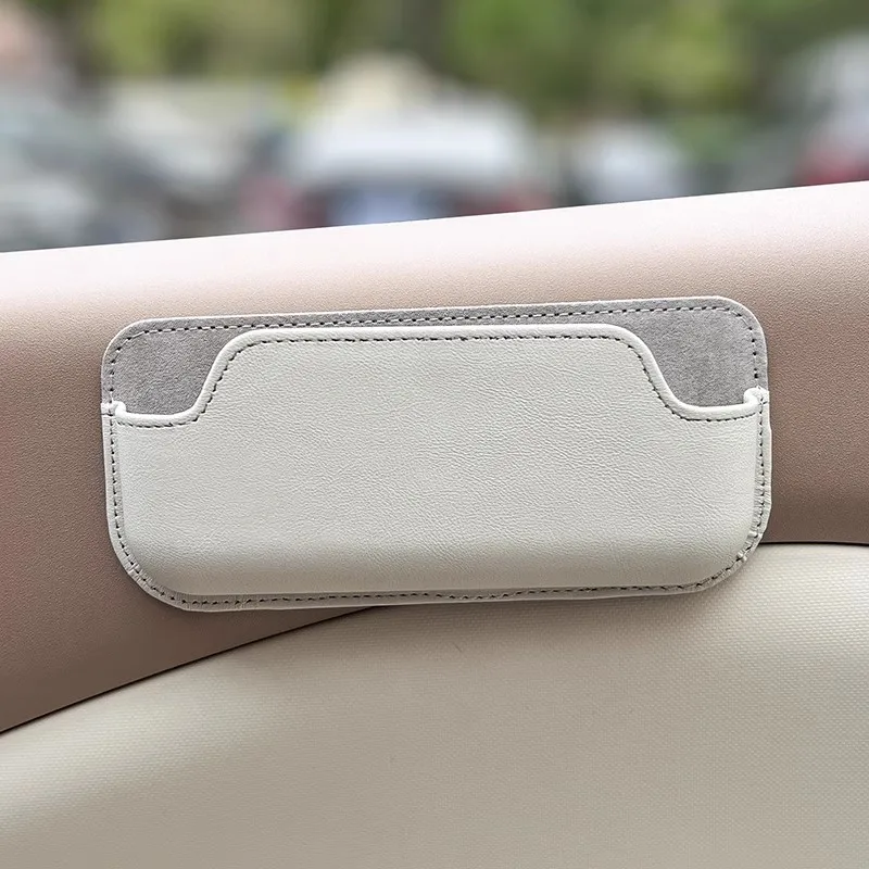 

Для водителя и второго пилота — многофункциональный ящик для хранения очков (липкий солнцезащитный козырек, чехол для солнцезащитных очков, органайзер с зажимом)