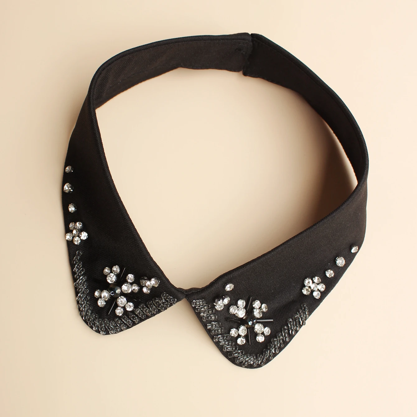 Beaded and shiny false collar. Fashionable and versatile. Skin-friendly. Exquisite, luxurious and beautiful in spring, summer, a