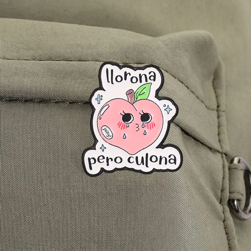 Llorona Pero Culona Crying Peach Emaille-Abzeichen, Juicy Fruit Pin, Legierungs-Brosche, Anstecknadel für Rucksack, Schmuckgeschenk für Sammler, Accessoire – Detail 3