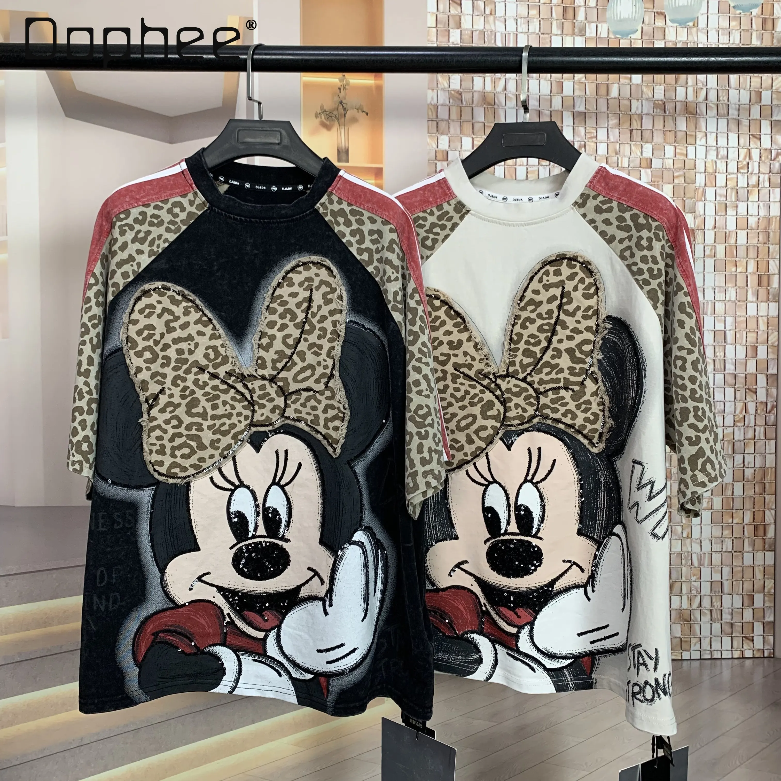 

Модная футболка весна-лето, новинка, с красной окантовкой, леопардовым принтом, мультяшным рисунком, омолаживающая, милая, модная, свободная, с коротким рукавом