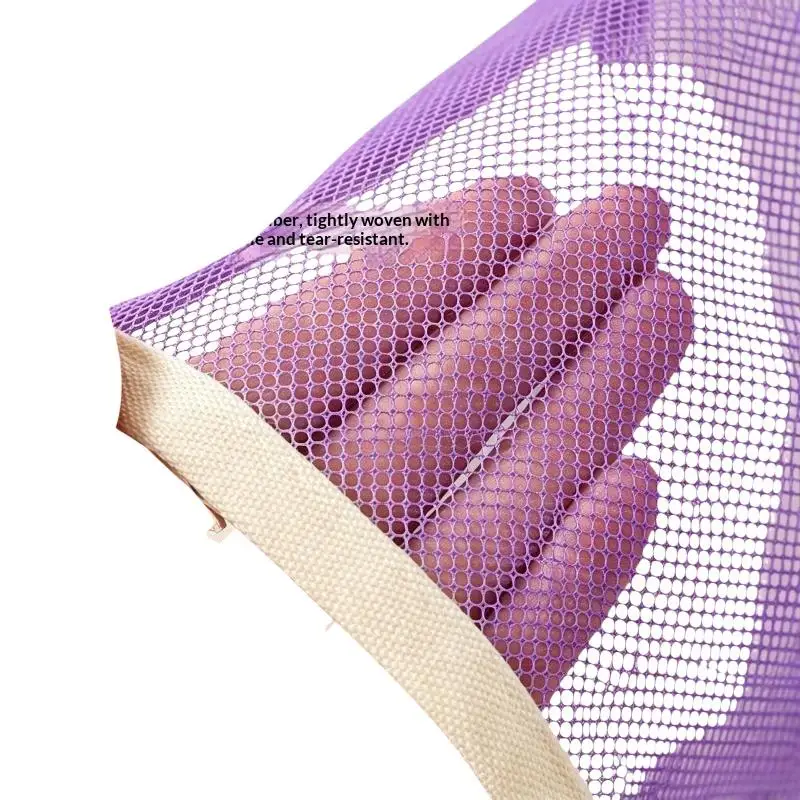 Atmungsaktive Kosmetiktasche aus Mesh mit sicherem Reißverschluss und bequemem Griff für die Organisation von Make-up und Hautpflegeartikeln auf Reisen. – Detail 6