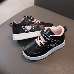 Zapatos de plataforma de cuero PU con bordado de amor para niños, zapatillas casuales para niños, zapatillas de diseñador de marca de punta redonda, calzado para papá para niñas y niños