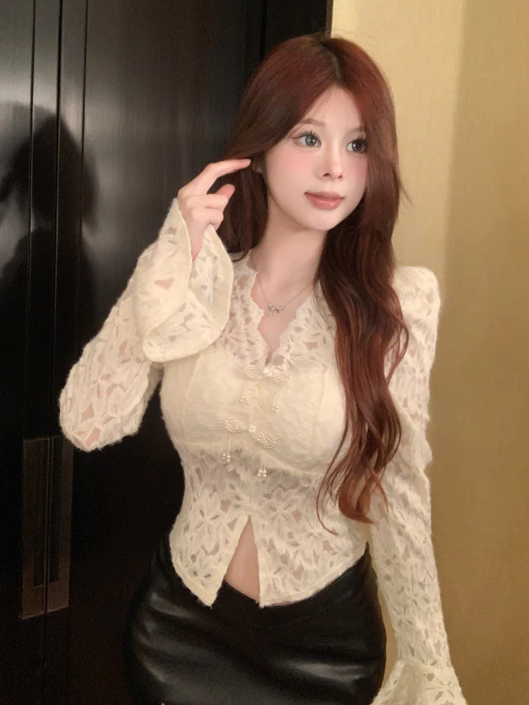 

2024 Women V-Neck Lace Split Pearl Buckle Bottoming Shirt Autumn Winter Sexy Fashion Design Sense Appear Thin Slim Short Tops