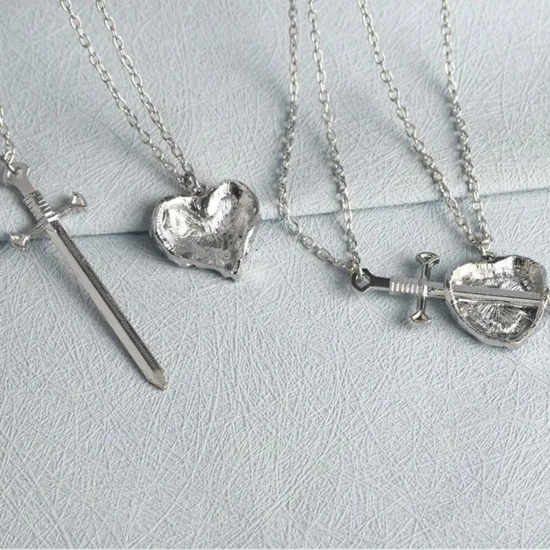 652F Trendy Swords Heart Necklace for Partners Stylish Daily Wear Neckchain Women Accessory Anniversary Gift for Lovers