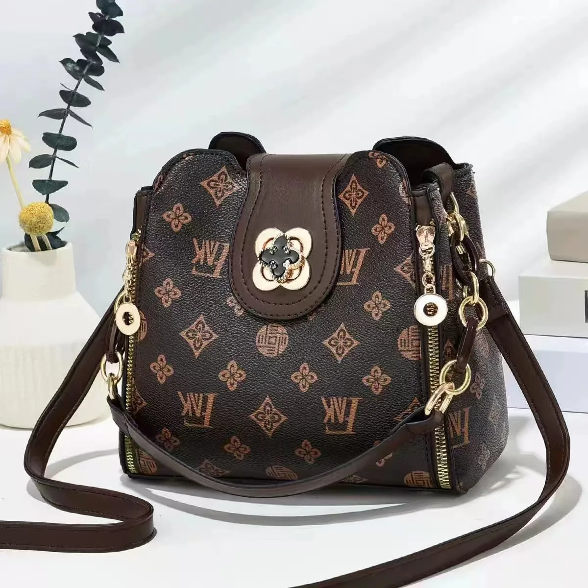 

Elegant Top Handle Mini Square Wallet Fashion Bucket Bag for Ladies Buckle Decorative Messenger Handbag 2026 Trend.