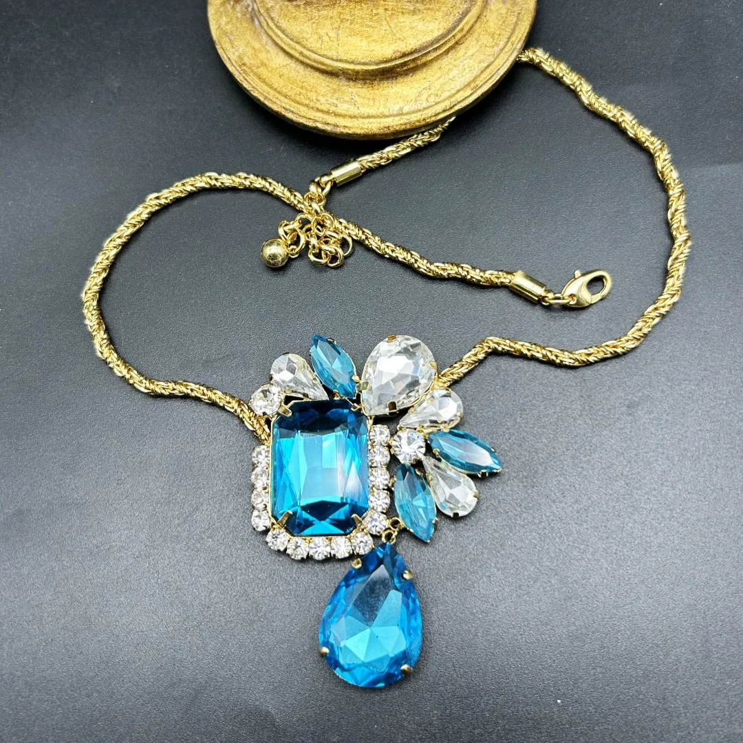 Bronze Alloy Lake Blue Diamond Necklace Fashion Luxury Heavy Craftsmanship High-Quality Sense of Sophistication Jewelry