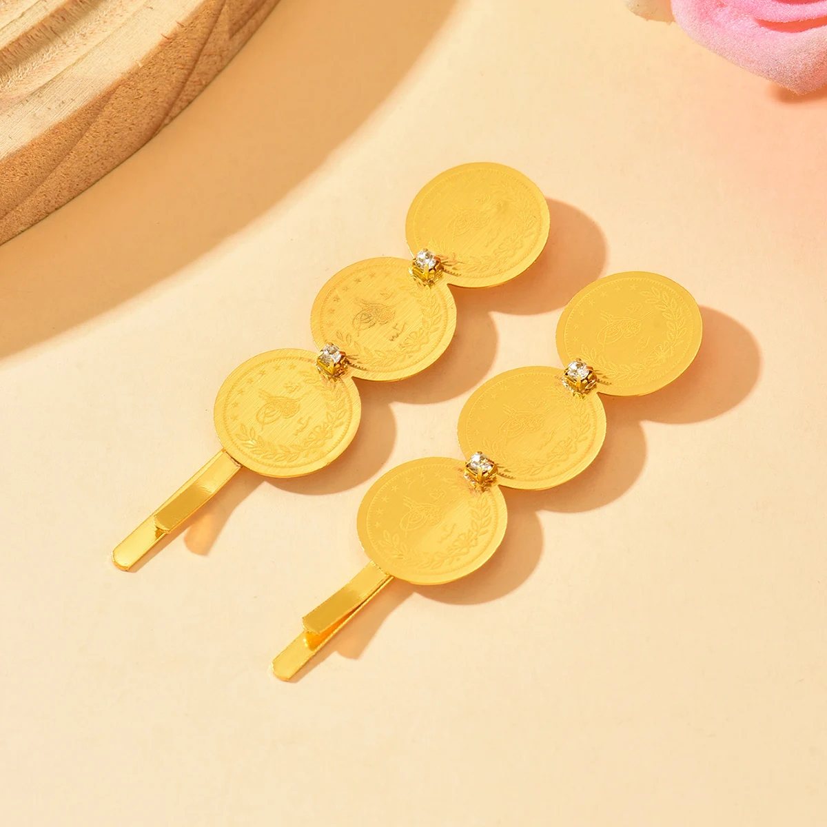 Fashionable Gold-Tone Bride Hair Clip with Coin Carving for Wedding Party Holiday Ladies Headwear Stylish Hair Accessories image 3