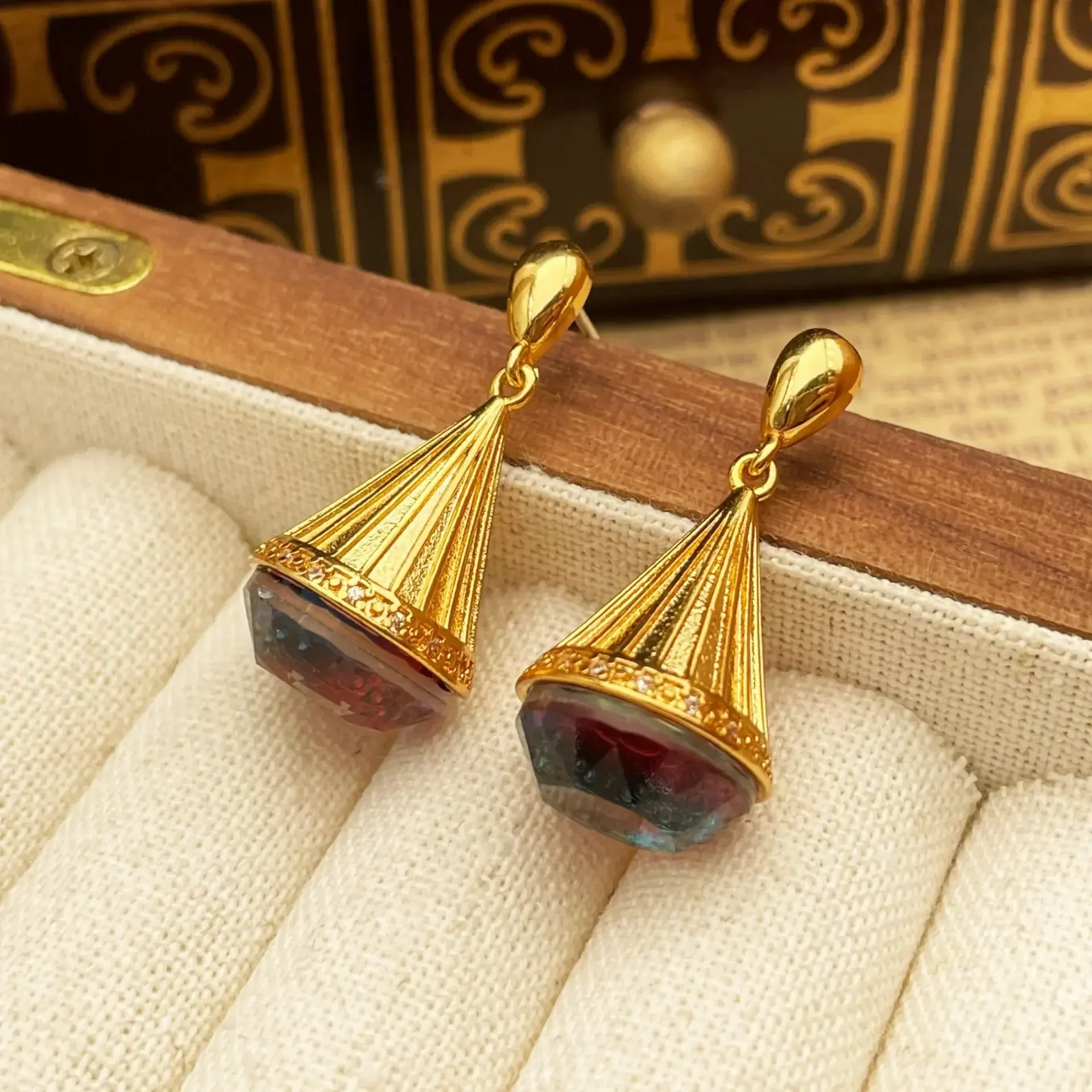 

French three-dimensional geometric water drop-shaped retro high-end light luxury stud earrings