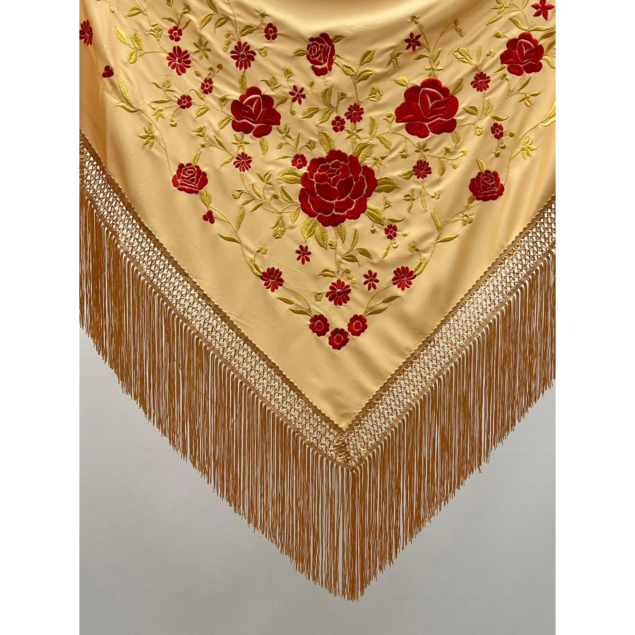 Mantón Flamenco ocre natural con bordado rojo y dorado Clavel Artesanal" – Bordado Floral 160 cm de largo por 80 cm de ancho,
