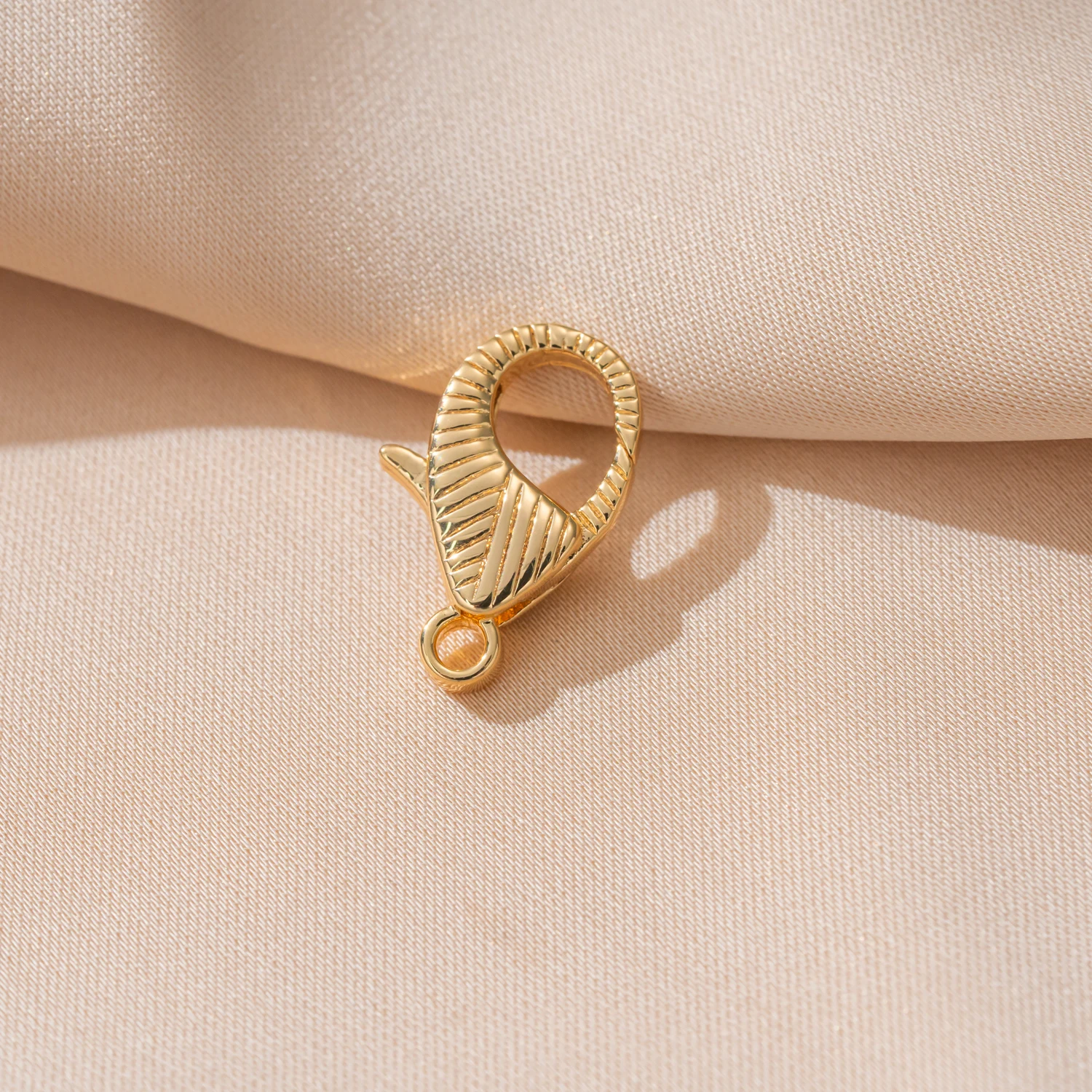 2 Stück 18K Gold Karabinerverschlüsse, Hochwertige Unregelmäßige Herzverschlüsse, Haken, Verbinder für DIY Ohrringe, Halsketten, Schmuckherstellungsmaterialien – Detail 5