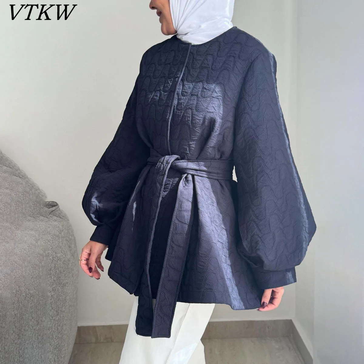 

VTKW 2025 новый женский элегантный темно-синий плащ с винтажным принтом и рукавами-фонариками, повседневная куртка с поясом, осенняя модная верхняя одежда