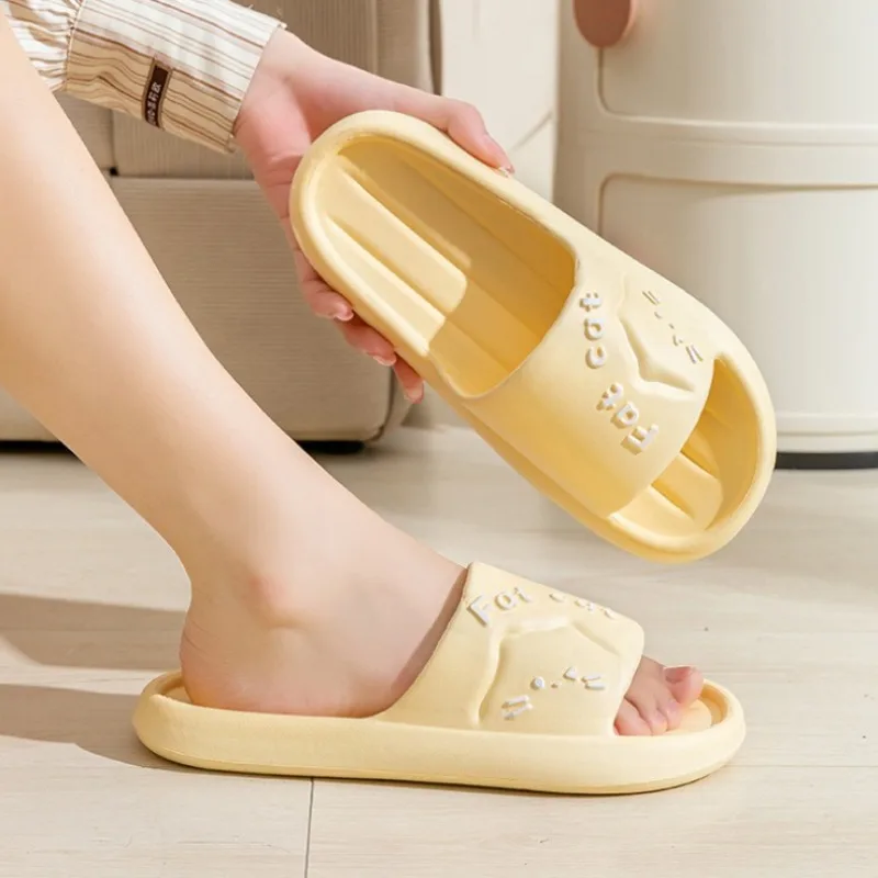 

Домашние тапочки с милым мультяшным котом для женщин, новинка 2023 года, легкие мягкие шлепанцы из ЭВА, женские удобные домашние нескользящие тапочки для ванной комнаты