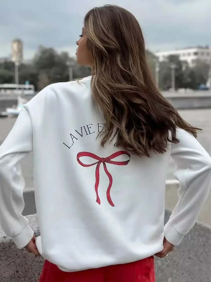 

Белый свитшот с красным бантом и принтом, свободный свитшот для женщин, осень 2025, тонкий круглый вырез, длинный рукав, свободный американский модный оверсайз