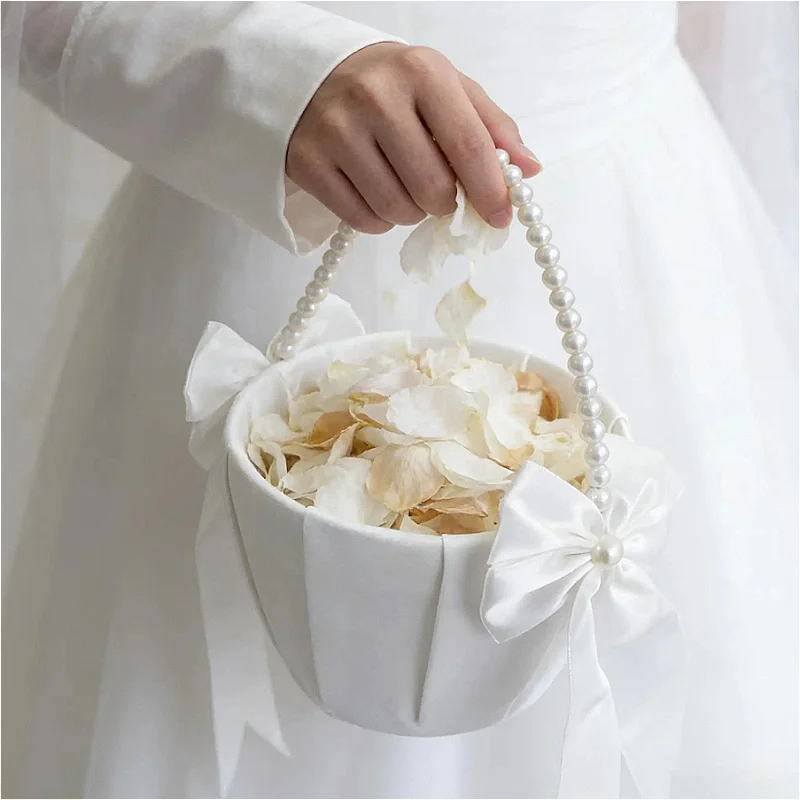 

1 шт. Атласная белая корзина для цветов с жемчужной ручкой, в западном стиле, для свадьбы, детская, ручная, с бантом, для вечеринки, декор