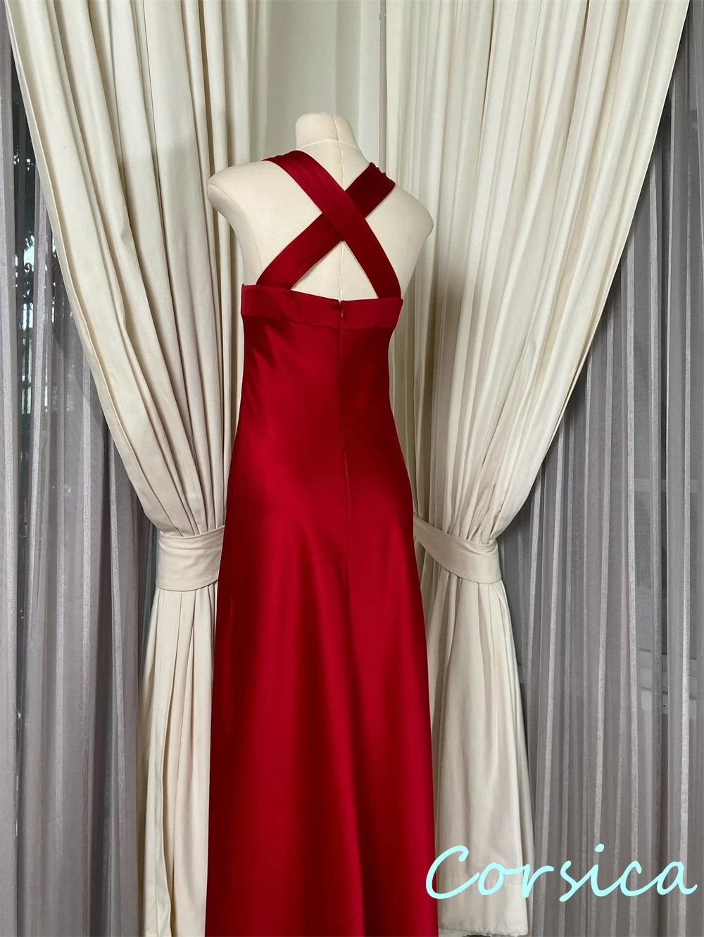 맞춤형 현대 부르고뉴 새틴 이브닝 드레스 클래식 민소매 홈 커밍 드레스 기질 백리스 오픈 백 댄스 파티 드레스