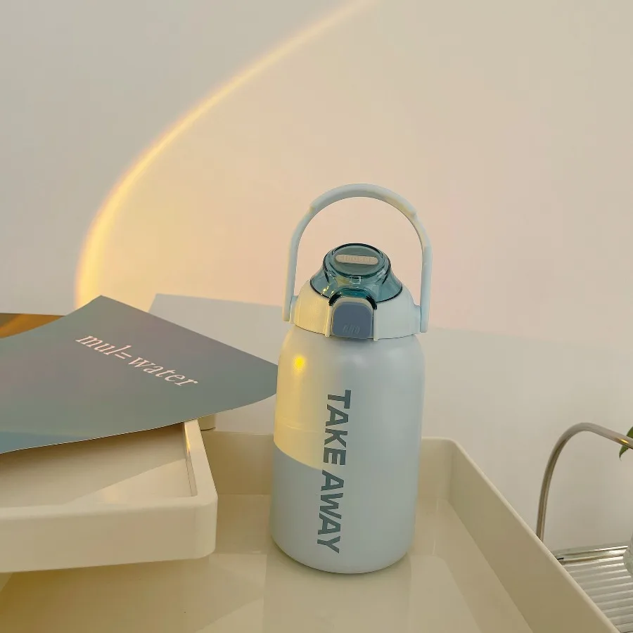 

Уличный термос большой емкости из нержавеющей стали, удобный для переноски, подходит для студентов мужского и женского пола, с соломинкой.