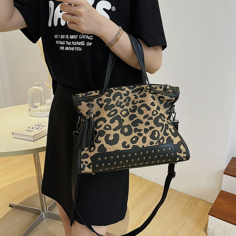 Bolsa de ombro padrão leopardo para mulheres, bolsas rebites retrô, bolsa crossbody de couro, bolsa grande para senhoras, moda, 2022