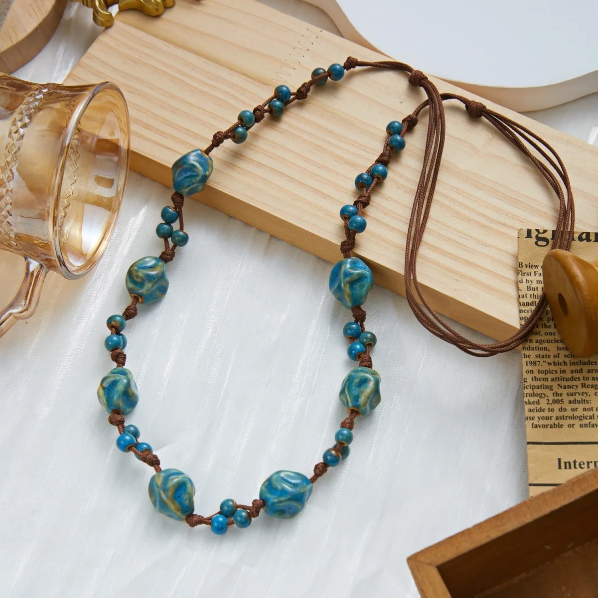 Retro-Künstlerischer Stil Unregelmäßige Blaue Keramikperlen Lange Halskette für Frauen Männer Boho Ethnische Braune Wachsschnur Pulloverkette Schmuck – Detail 26
