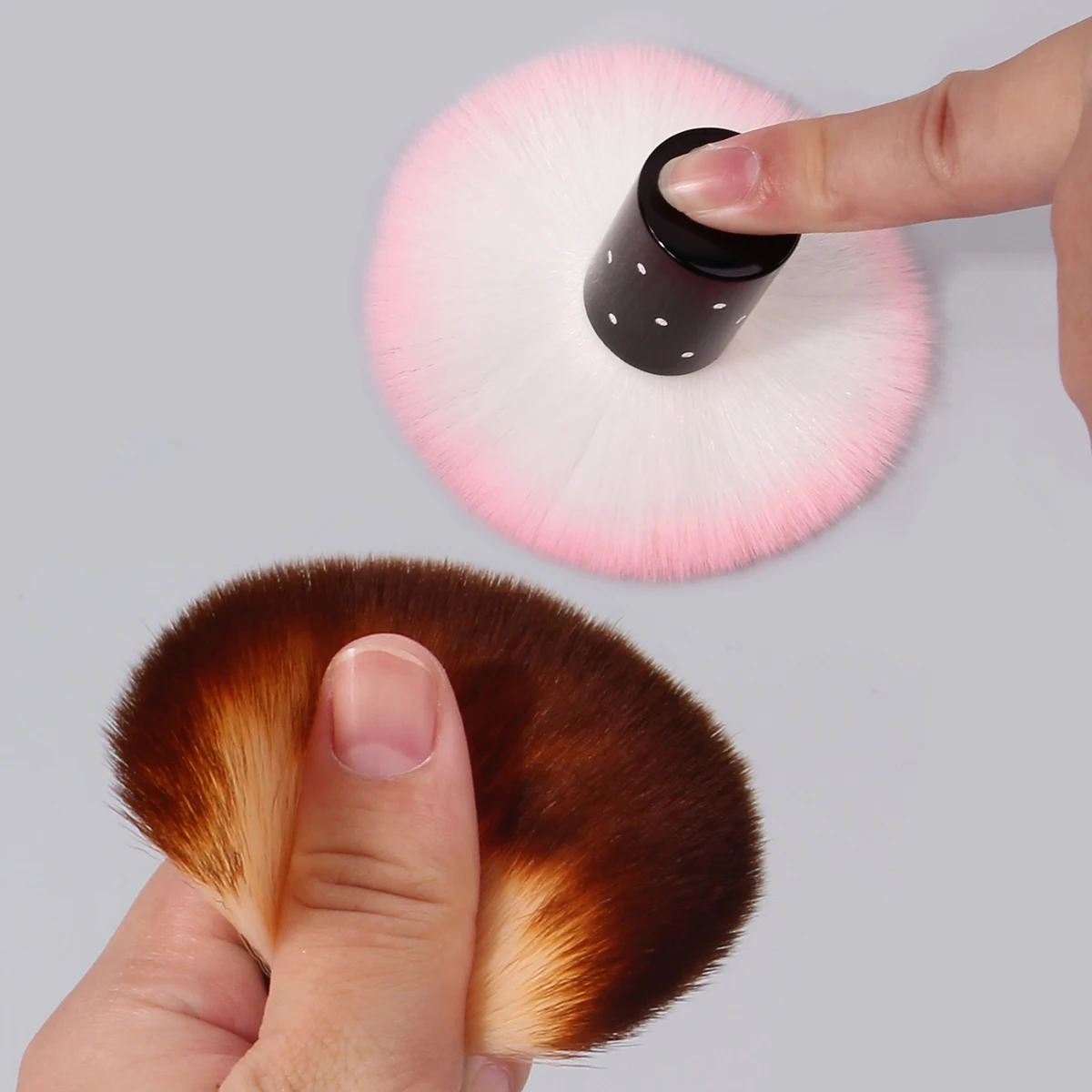 2PCS Portable soft-bristled mushroom-shaped nail dust brush and nail cleaning brush are multi-purpose professional beauty tools