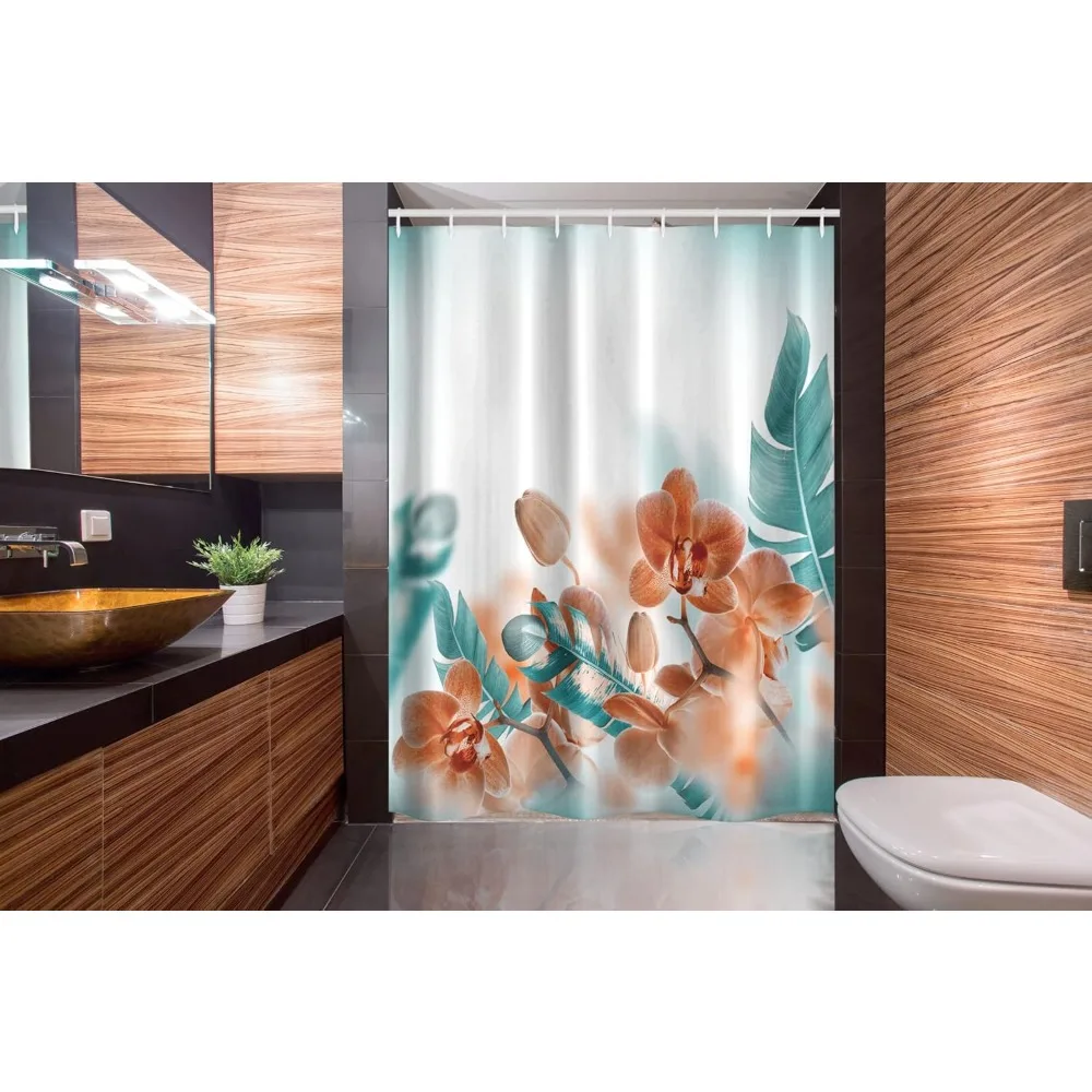 トロピカルシャワーカーテン：柔らかなぼかし背景に蘭の花と緑豊かな葉、モダンな花柄アートデザイン