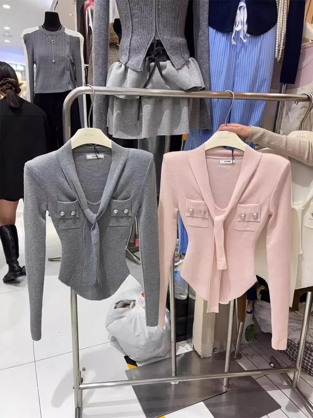 كنزة كيومي الجديدة لخريف وشتاء بتصميم كوري مع ياقة على شكل V وشال، أنيقة وعصرية، تُظهر الرشاقة، مصنوعة من ألياف البوليستر #1